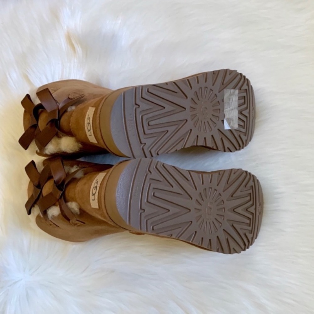 UGG Chestnut Bailey Bow II Boots - Picture 6 of 7